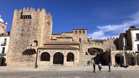 Torre de Bujaco and Arco de Estrella