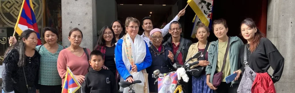 Eva met Tibetanen voor Casa del Tibet in Barcelona