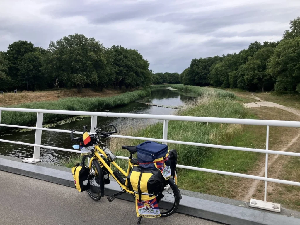 Mijn fiets op een brug boven een kanaaltje