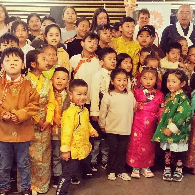 Eva en Wangpo van ICT met groep leerlingen van Tibetaanse school in Amsterdam